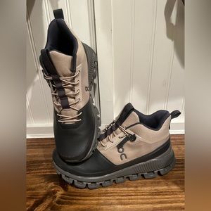 On Cloud Black & Beige Boots Women’s size 8.5 Like New Comfortable On Running